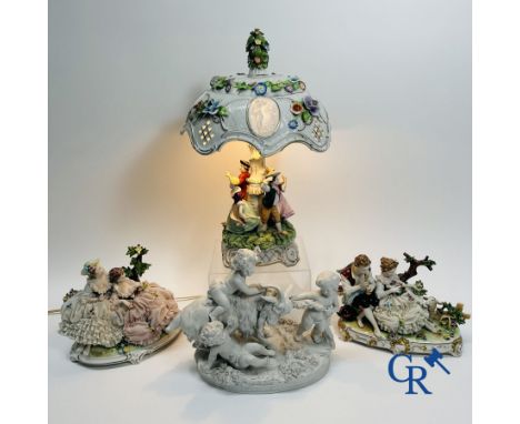 Nice lot consisting a lamp in Saxon porcelain, 2 groups in Unterweissbach porcelain in dentelle (lace porcelain), and a group