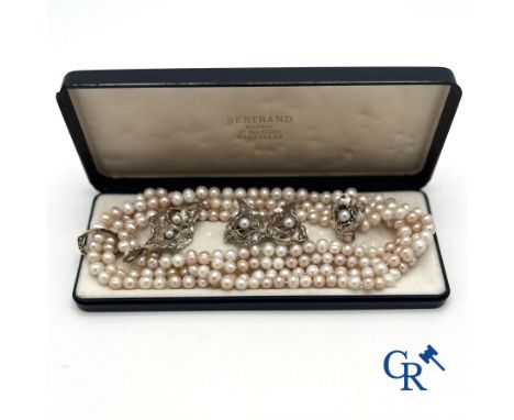 Jewellery: Lot consisting of a necklace in pearls with silver clasp and an ensemble in silver (925°/00) set with pearls consi