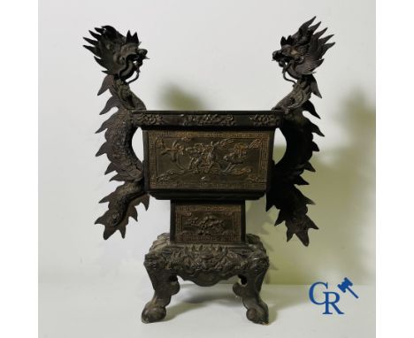 Asian Art: An imposing Chinese bronze jardiniere. Height: 53 cm.43 x 19 cm.