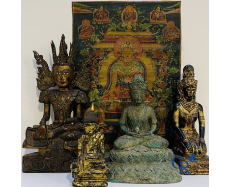 Asian Art: a lot consisting of 3 gilded wooden figures of Buddha, Thailand or Burma, a sitting bronze Buddha and a thangka, T
