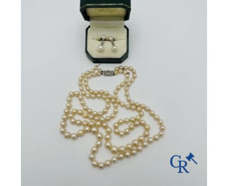 Jewellery: Lot consisting of a double rank pearl necklace with rectangular clasp in white gold 18K (750°/00) and a pair of ea