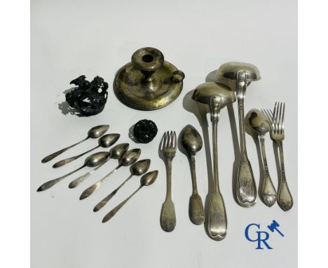 Silver: A lot with silver cutlery, 2 silver crowns and a silver candlestick. Weight silver: 1,100 kg.A lot of metal silver-pl