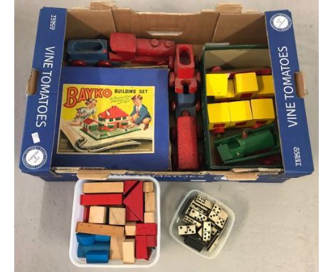 A box of mixed vintage toys. To include a Bayko No 2 building set, wooden building bricks and dominoes.