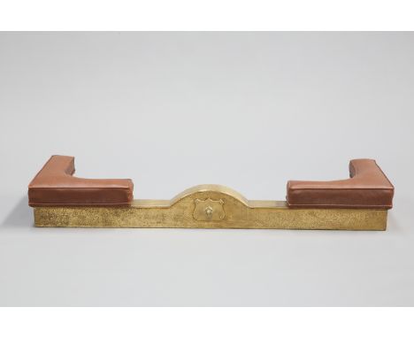 A 1920'S BRASS AND LEATHER FENDER, with an upholstered stool at each end, the brass curb with hammered finish, overall 140cm 