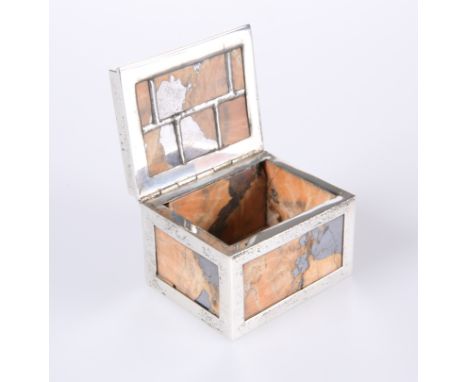A SMALL WHITE-METAL MOUNTED HARDSTONE TRINKET BOX. c. 3cm by 5cm by 4cm