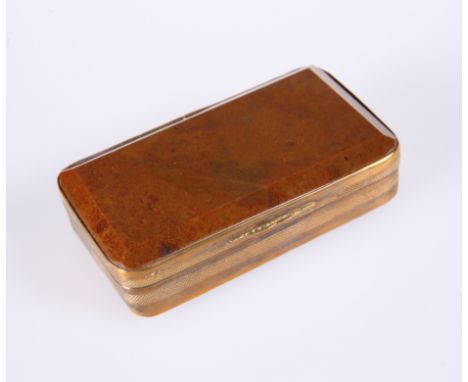 A 19TH CENTURY YELLOW-METAL MOUNTED AGATE SNUFF BOX, rectangular with engine-turned mounts. 8cm wide