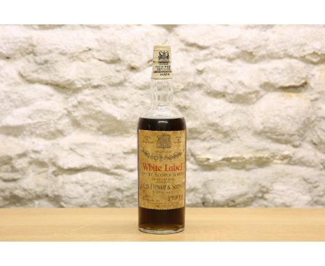 1 BOTTLE DEWARS FINEST SCOTCH WHISKY “WHITE LABEL” 1950’S (OR EARLIER) "SPRING CAP" – Level is at the shoulder and  the colou