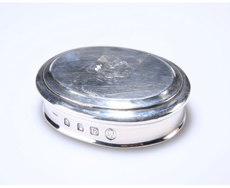 AN ELIZABETH II BRITANNIA STANDARD SILVER SNUFF BOX, LIONEL ALFRED CRICHTON, LONDON 1952, oval, the cover engraved with a cre