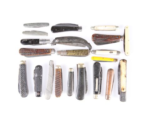A GROUP OF TWENTY VINTAGE FOLDING POCKET KNIVES.