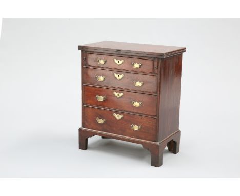 A FINE GEORGE III WALNUT BACHELOR'S CHEST, 18TH CENTURY, of small proportions, the foldover top over four graduated drawers b