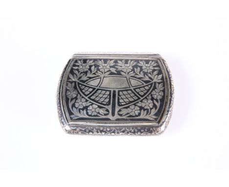 A SILVER AND NIELLO WORK SNUFF BOX, c. 1900, PROBABLY AUSTRO-HUNGARIAN, decorated to the hinged cover with a basket of flower