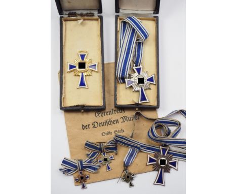 Ehrenkreuz der Deutschen Mutter, Gold, Silber und Bronze, mit Miniatur, im Etui.Je vergoldet, versilbert bzw. bronziert, teil