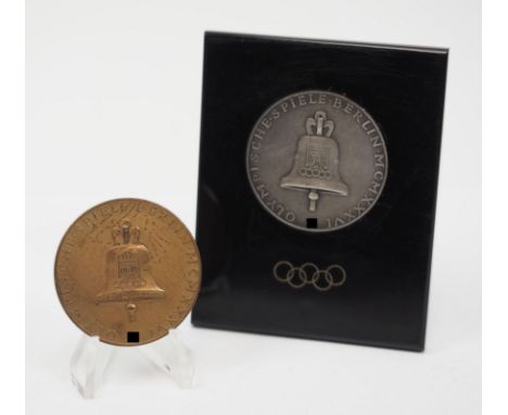 Olympische Spiele 1936: Silber und Bronze Münze mit Aufsteller.1.) Silber: Randprägung BAYERISCHES HAUPTMÜNZAMT FEINSILBER, 2