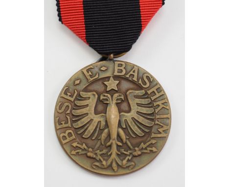 Albanien: Orden vom Schwarzen Adler, Bronze Medaille.Bronze, am Bande.Von der Bronzenen Medaille erfolgten lediglich acht Ver