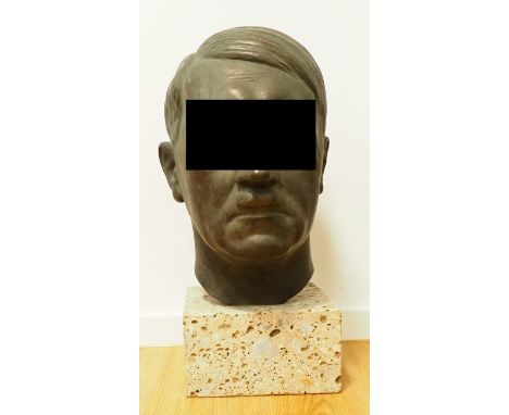 Löwenhauser: Adolf Hitler Bronze Büste.Dunkel patinierte Bronze, im Halsansatz Löwenhauser signiert, auf Steinsockel.Höhe ges