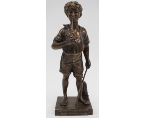 Adolphe-Jean Lavergne (1863-1928): Charmeur de Lézards. Bronze patiniert, Jüngling mit Pfeife auf rechteckiger Plinthe, diese