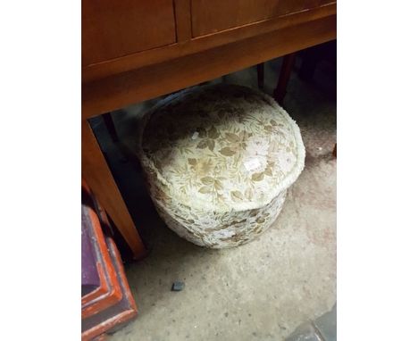 AN UPHOLSTERED POUFFE AND UPHOLSTERED OTTOMAN