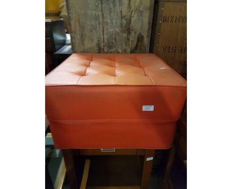 A REXENE POUFFE
