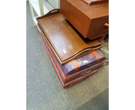 2 OAK TRAYS AND A TIN TRUNK
