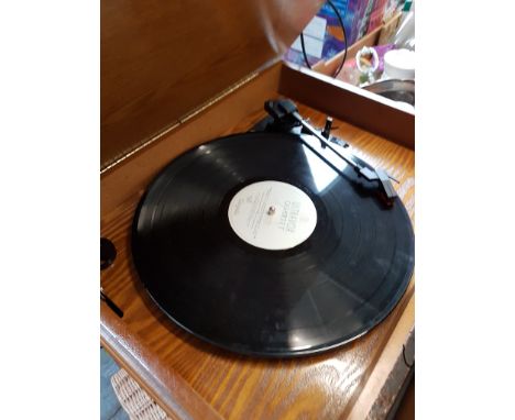 CLASSIC VINTAGE STYLE RECORD PLAYER/CD PLAYER