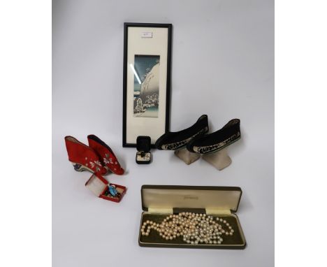 Two pairs of Chinese embroidered shoes, string of simulated pearls, small quantity of costume jewellery and a Japanese print 
