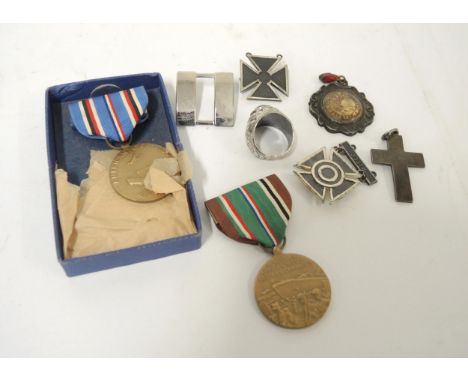 Group of American medals and badges, together with a United States Airforce ring 