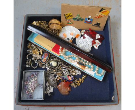 Tray containing a small collection of various costume jewellery including brooches, enamel badges etc. 