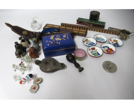 Small box containing a collection of various collectables including a cloisonne box, cribbage board etc. 