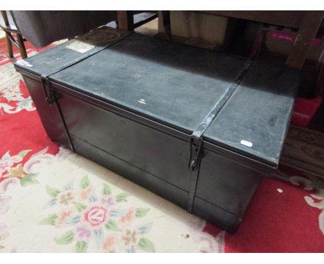 Metal travelling trunk