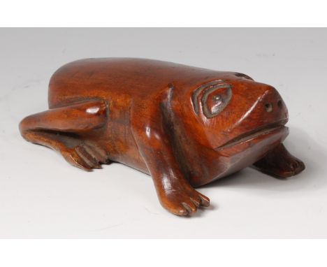 A 19th century carved treen snuff-box, in the form of a crouching frog, hinged to the underside, 10.5cm Condition Report / Ex