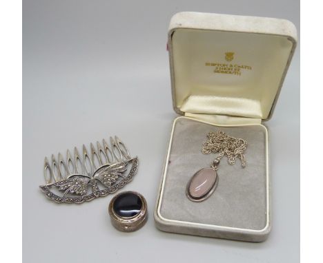 A silver comb set with marcasite, a silver rose quartz pendant on chain and a silver pill box set with onyx, 34g