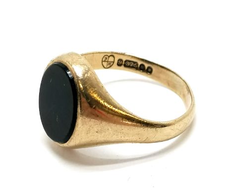 9ct hallmarked gold gents signet ring set with black onyx by Fred Manshaw Ltd - size R &amp; 3.6g total weight 