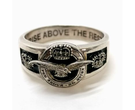 Large gents silver and enamel RAF ring with inscription inside 'Rise Above The Rest' - total weight 15.6g &amp; size Z+3½ 