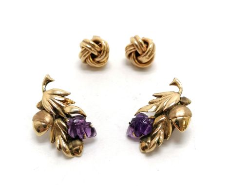 2 pairs of 9ct marked gold earrings inc CJV leaves with carved amethyst fruit (clip ons) &amp; knot earring studs - total wei