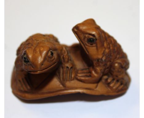 Japanese netsuke of frogs bearing signature