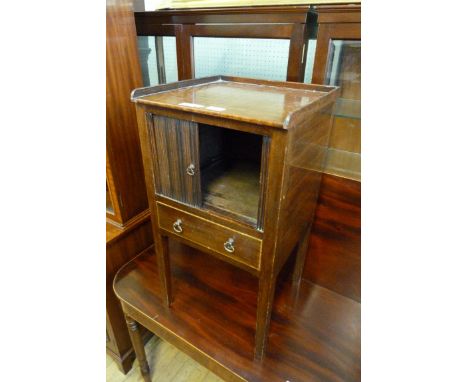 A Victorian mahogany pot cupboard, having single roller shutter door above single base drawer, height 72cm, width 38cm    CON