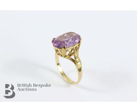 9ct gold amethyst ring, measuring 14 x 10mm, size O, approx 3.48 gms.&nbsp;