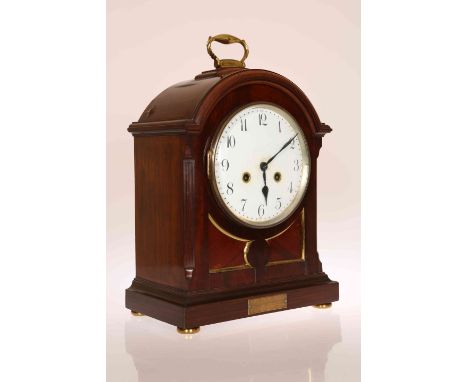 AN EARLY 20TH CENTURY MAHOGANY BRACKET CLOCK IN GEORGE III STYLE, the arched case with brass carrying handle and canted flute