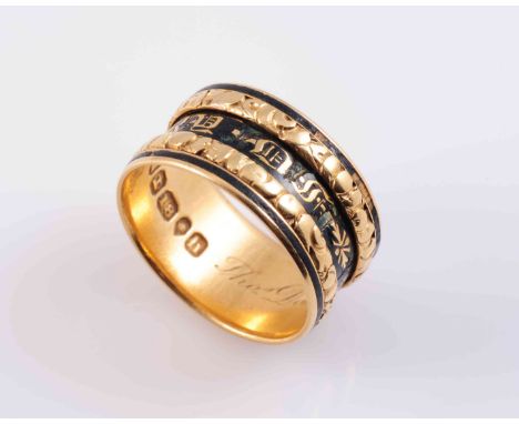 AN ENAMEL MOURNING RING, CIRCA 1830-1840, the black enamel set to the entirety with gold symbols and lettering to the centre 