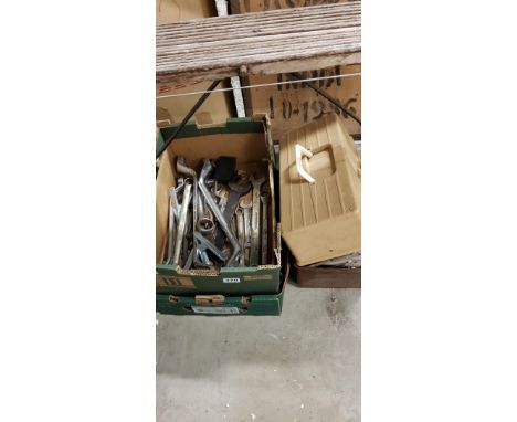 3 BOXES OF TOOLS AND GREACE GUN