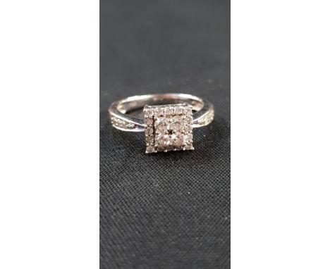 18CT GOLD AND DIAMOND RING 