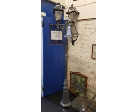 ANTIQUE STREET LAMP