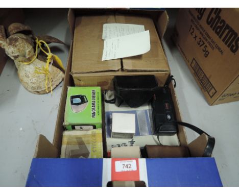 A selection of photographic selection including Yvighander Perkeo slide projector, Hanimex  IC500 camera, slide viewer etc