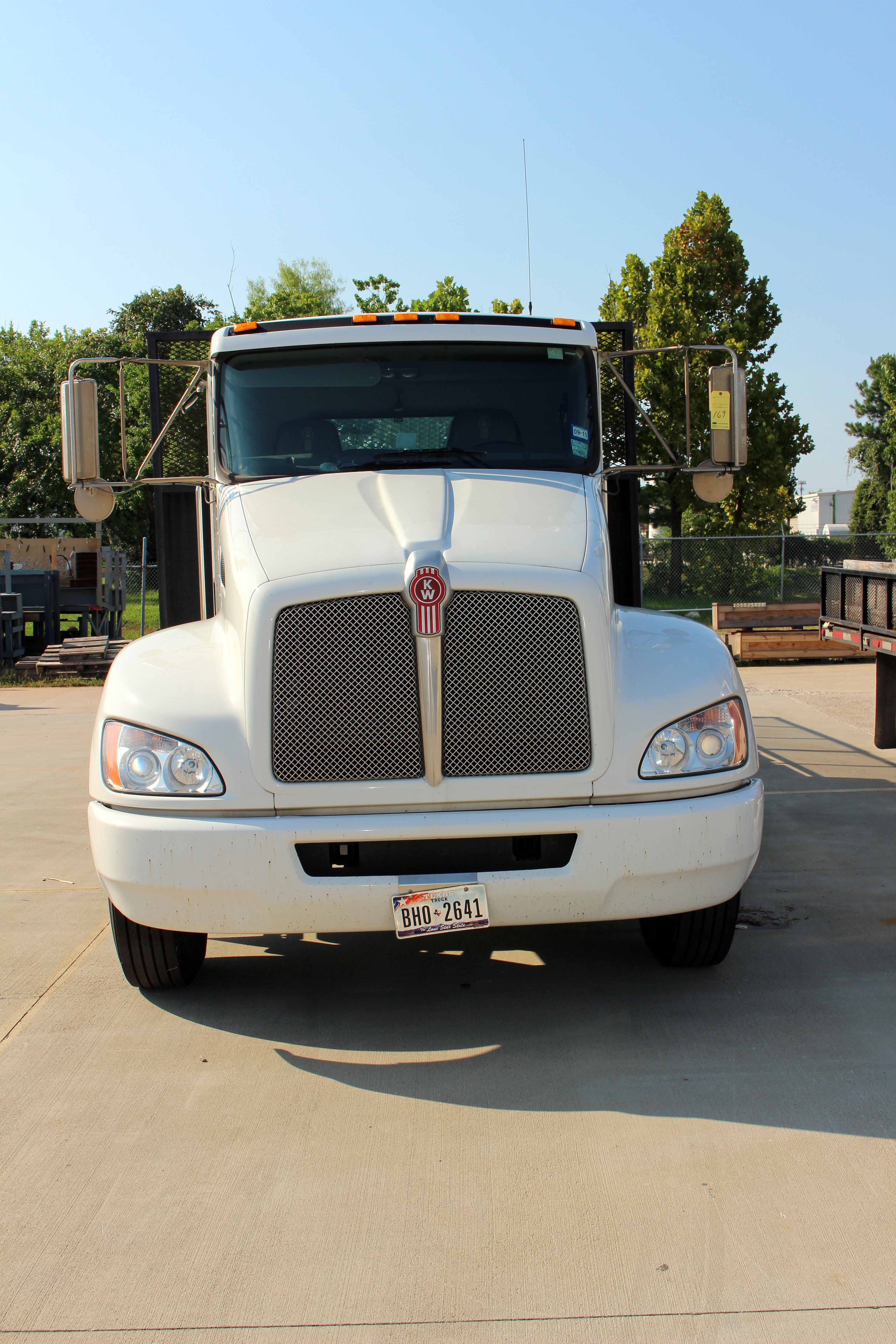 FLATBED TRUCK, 2012 KENWORTH, 26,000 lb. G.V.W.R., diesel engine, auto