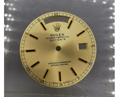 ROLEX ZIFFERBLATT: Oyster Perpetual - Day-Date, goldfarbenes Zifferblatt mit schwarzen Stabindices und äußerer Minuterie mit 