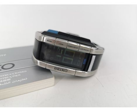 LIMITIERTE SEIKO ARMBANDUHR: Modell "Final Fantasy - The Spirit Within", 2001, digitale Anzeige, Quartz-Uhr, Cal. W444. Recht