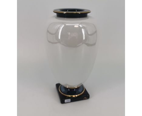 VASE, Keramik, Manufaktur Bosa, Borsa del Grappa / Italien; am Stand gemarkt "Bosa". Ovoider Korpus auf gekehltem Rundstand u