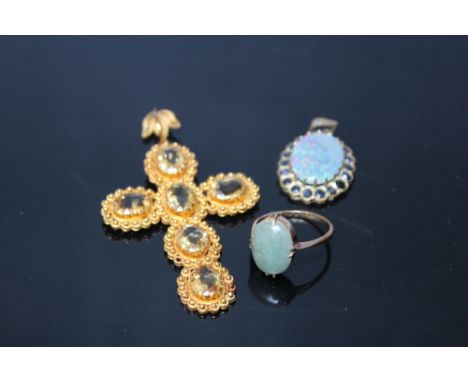 A YELLOW METAL ORNATE CIRTINE SET PENDANT CROSS, together with an opal style pendant and 9ct gold polished stone set ring (3)