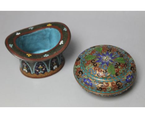 A CHINESE CLOISONNE ENAMEL BUN SHAPED BOX,  together with a novelty top hat, Dia 8 cm