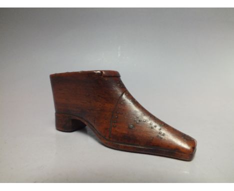 A LATE 19TH / EARLY 20TH CENTURY TREEN SHOE SNUFF BOX, W 10 cm